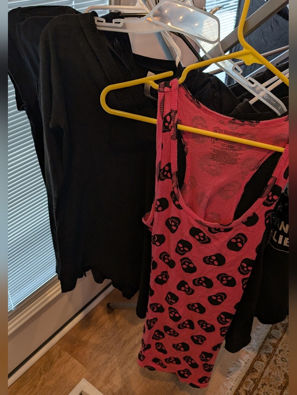 No Boundaries | Pink Tank Top w Black Skulls | JUNIORS Large